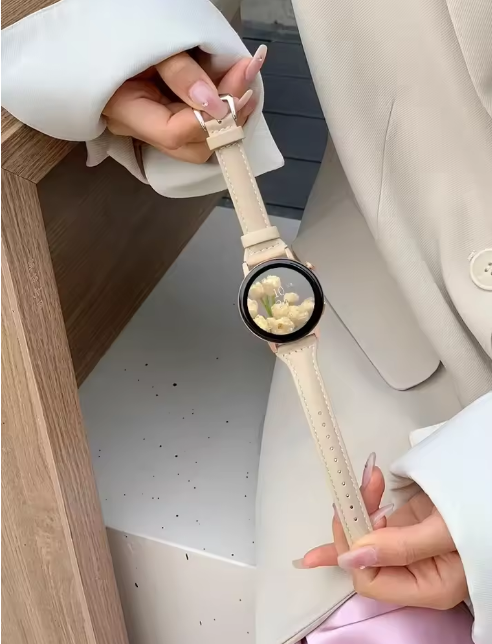 Cremefarbenes schmales Lederarmband mit Smartwatch – Lifestyle