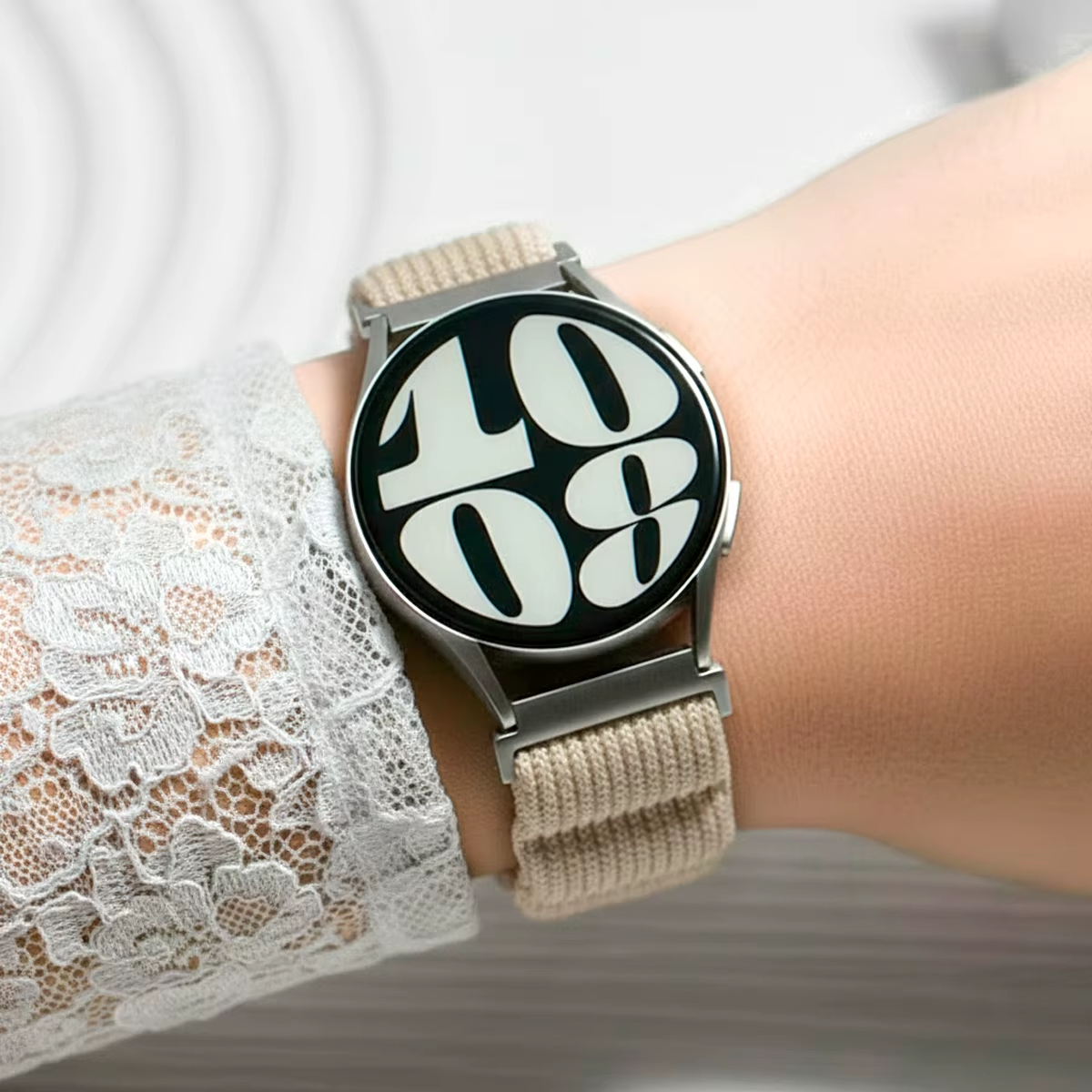 Beiges Scrunchie-Armband an einer Smartwatch