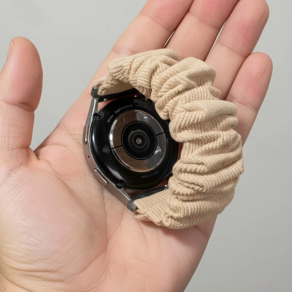 Beiges Scrunchie-Armband – Rückseite der Smartwatch