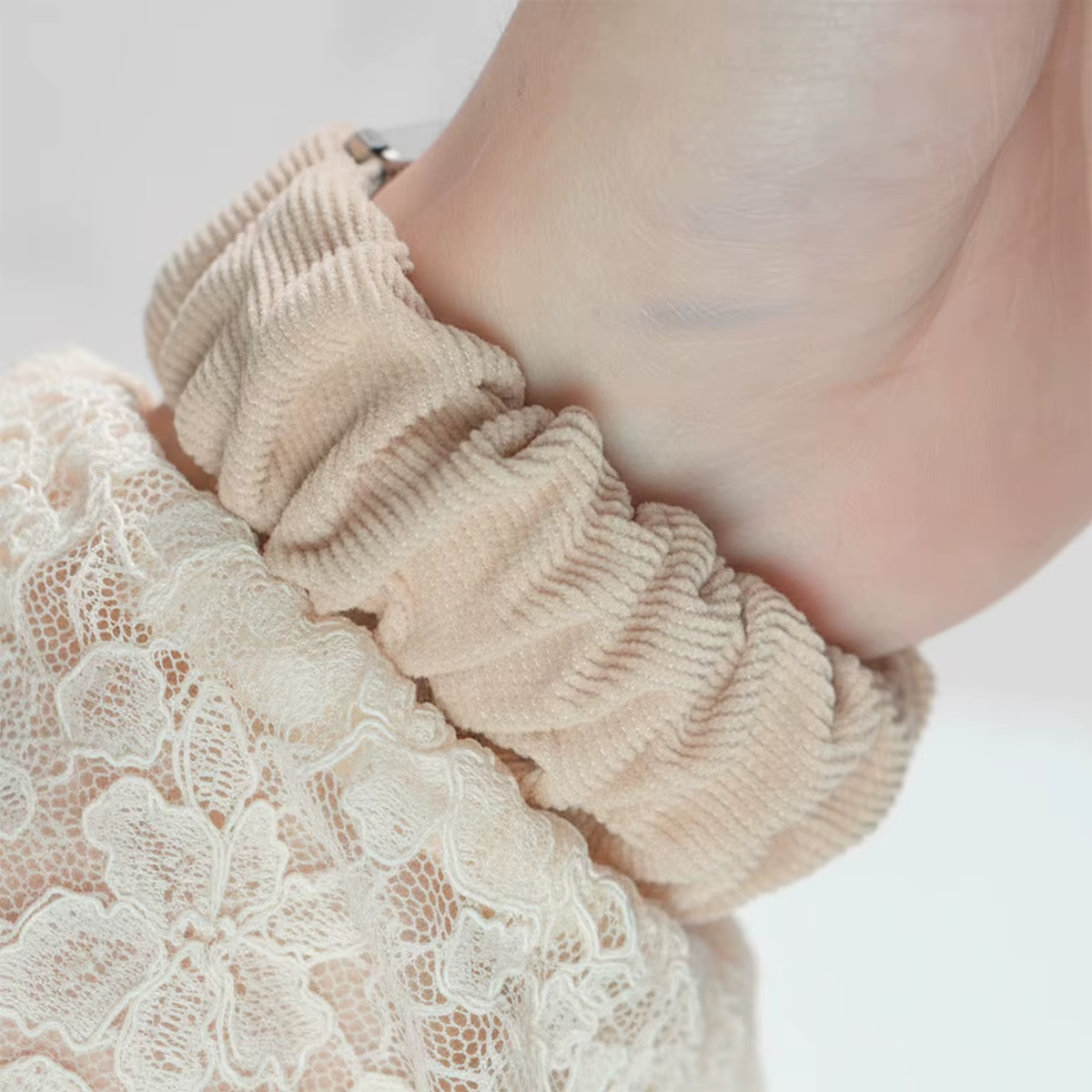 Beiges elastisches Scrunchie-Armband am Handgelenk